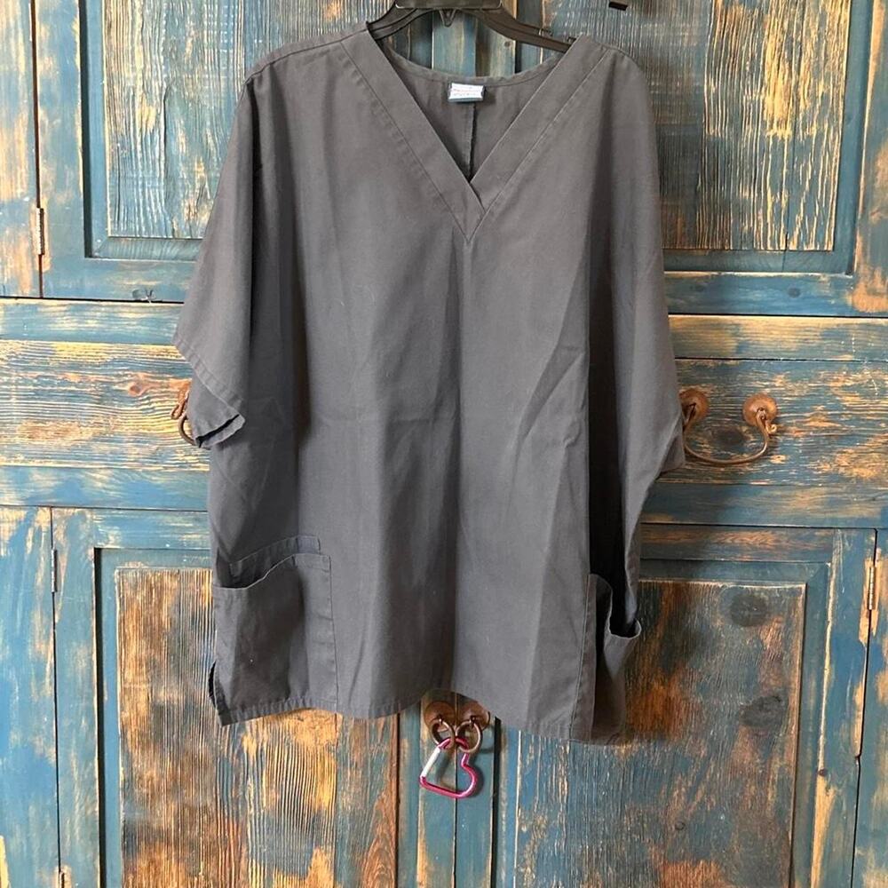Gray scrub top with pockets